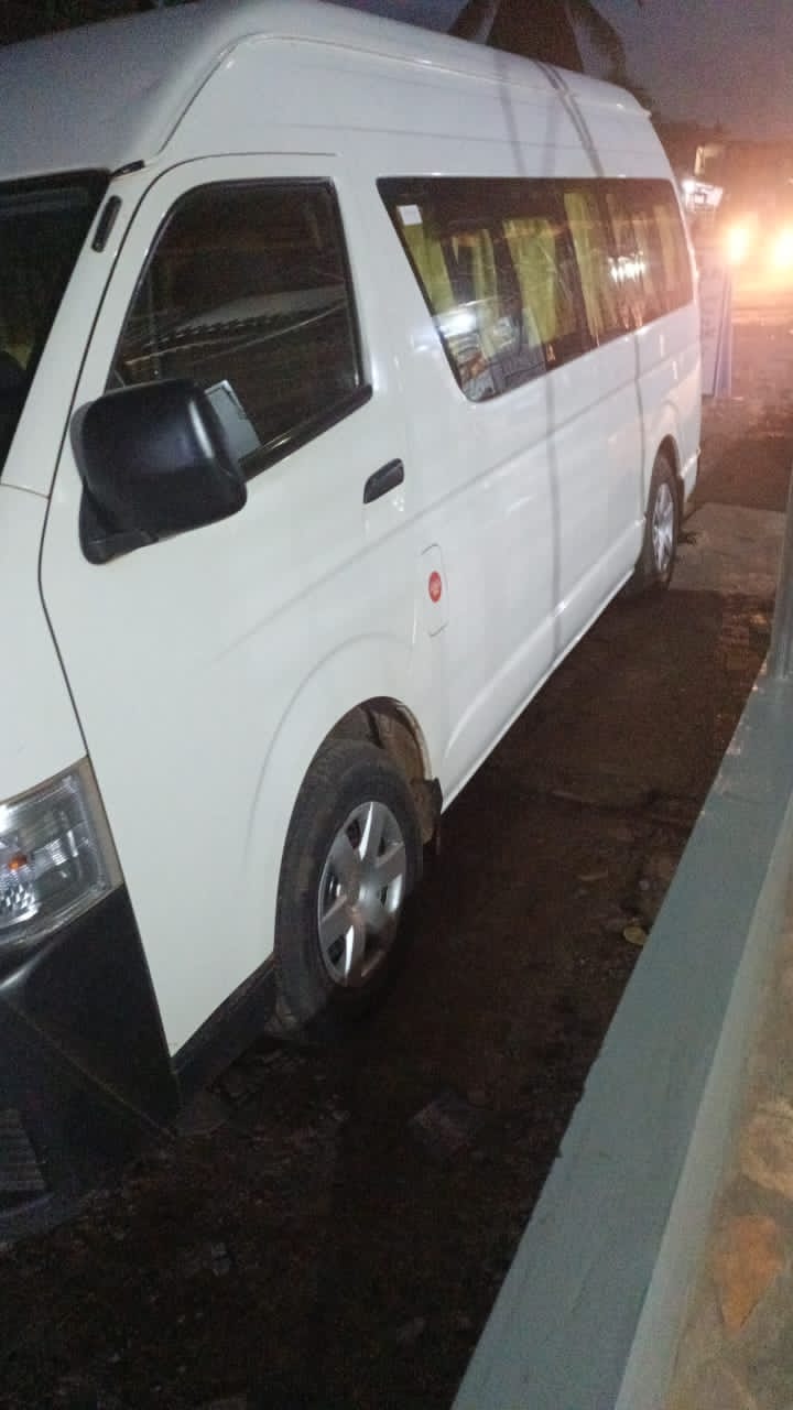 Bus Toyota HIACE 2010 - Vue supplémentaire
